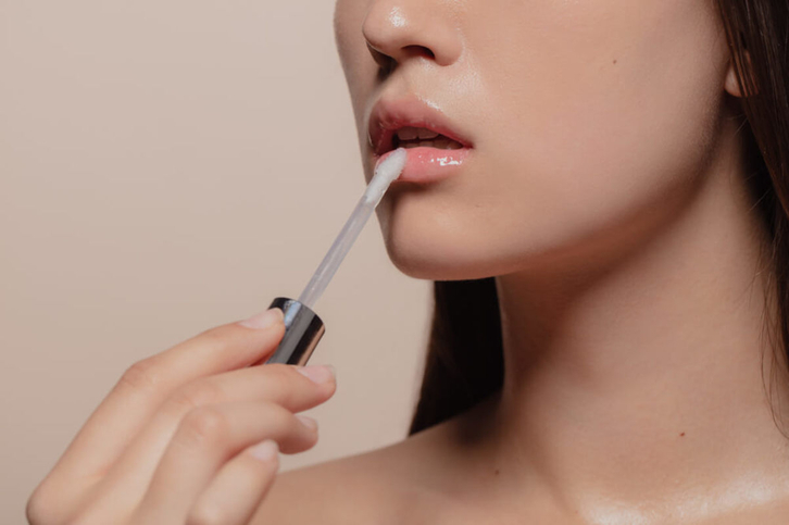 Review các loại son bóng không gây dính môi đáng mua nhất 2026