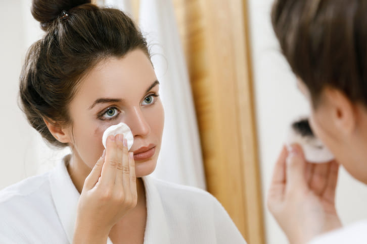 Tẩy trang đúng cách: 4 bước cho làn da khỏe đẹp không tì vết 4 su dung bong tay trang va nuoc tay trang