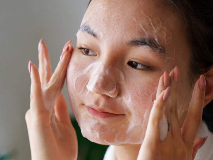 Tẩy trang đúng cách: 4 bước cho làn da khỏe đẹp không tì vết 5 su dung sua rua mat